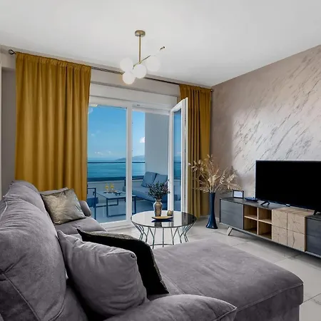 Luxury Mirage Apartment