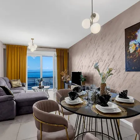 Luxury Mirage Apartment