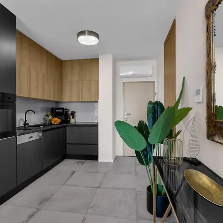 Luxury Mirage Apartment